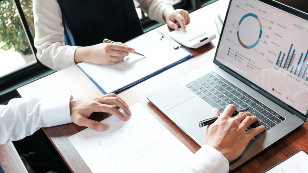 Homme calculant le retour sur investissement de sa thermopompe