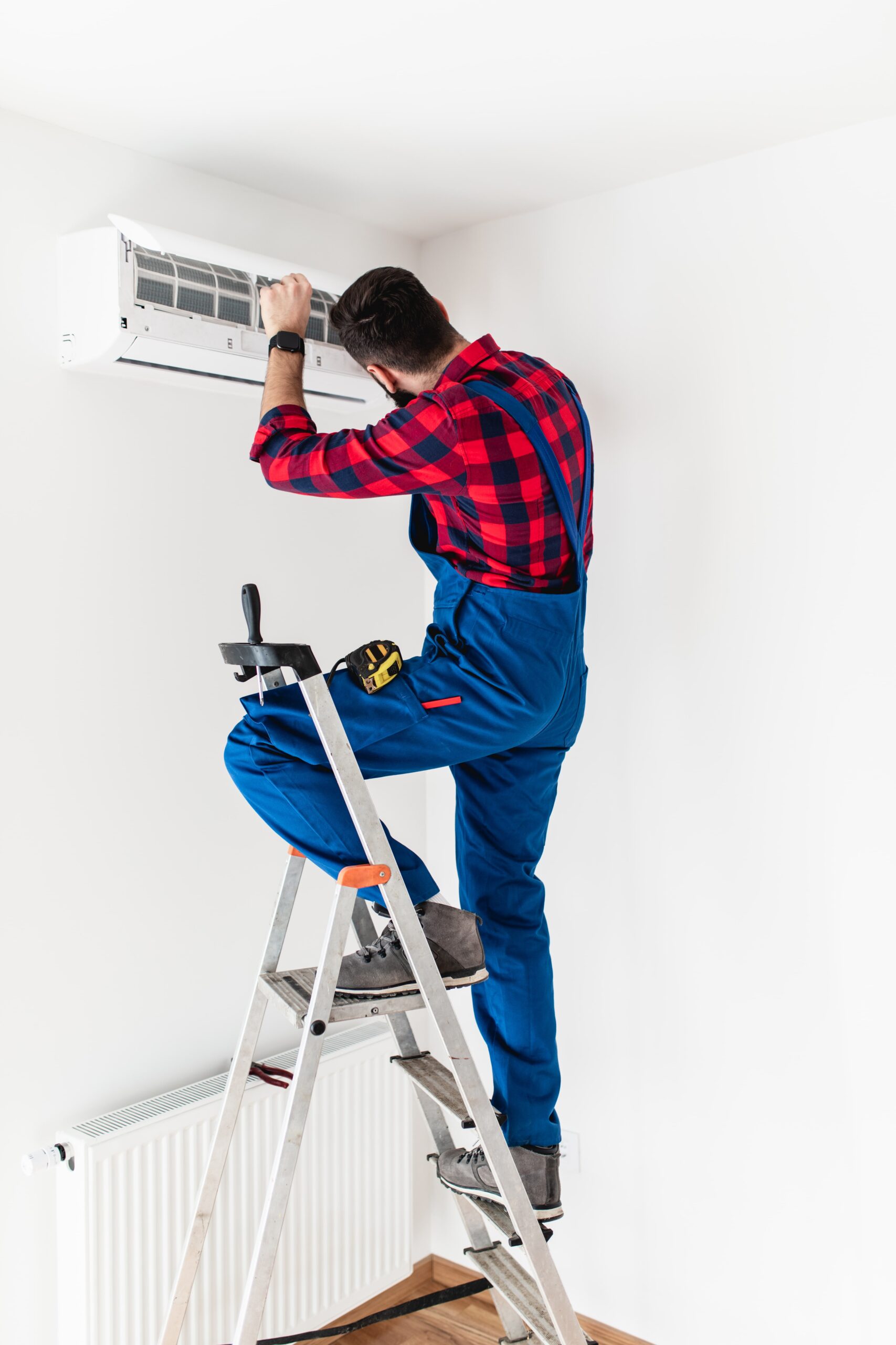 Technicien qui répare un climatiseur