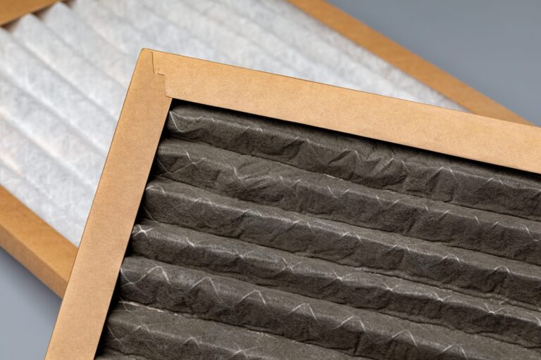 Filtre de fournaise neuf à côté d'un filtre encrassé